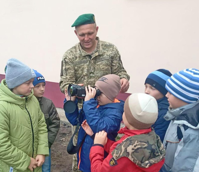 Технікою зацікавилися насамперед хлопці, хоч і дівчата можуть стати прикордонниками. Фото надала пресслужба Сумського прикордонного загону